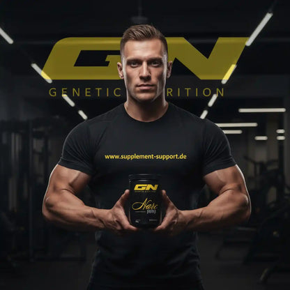 Muskulöser Mann mit GN Nahrungsergänzungsmittel im Fitnessstudio