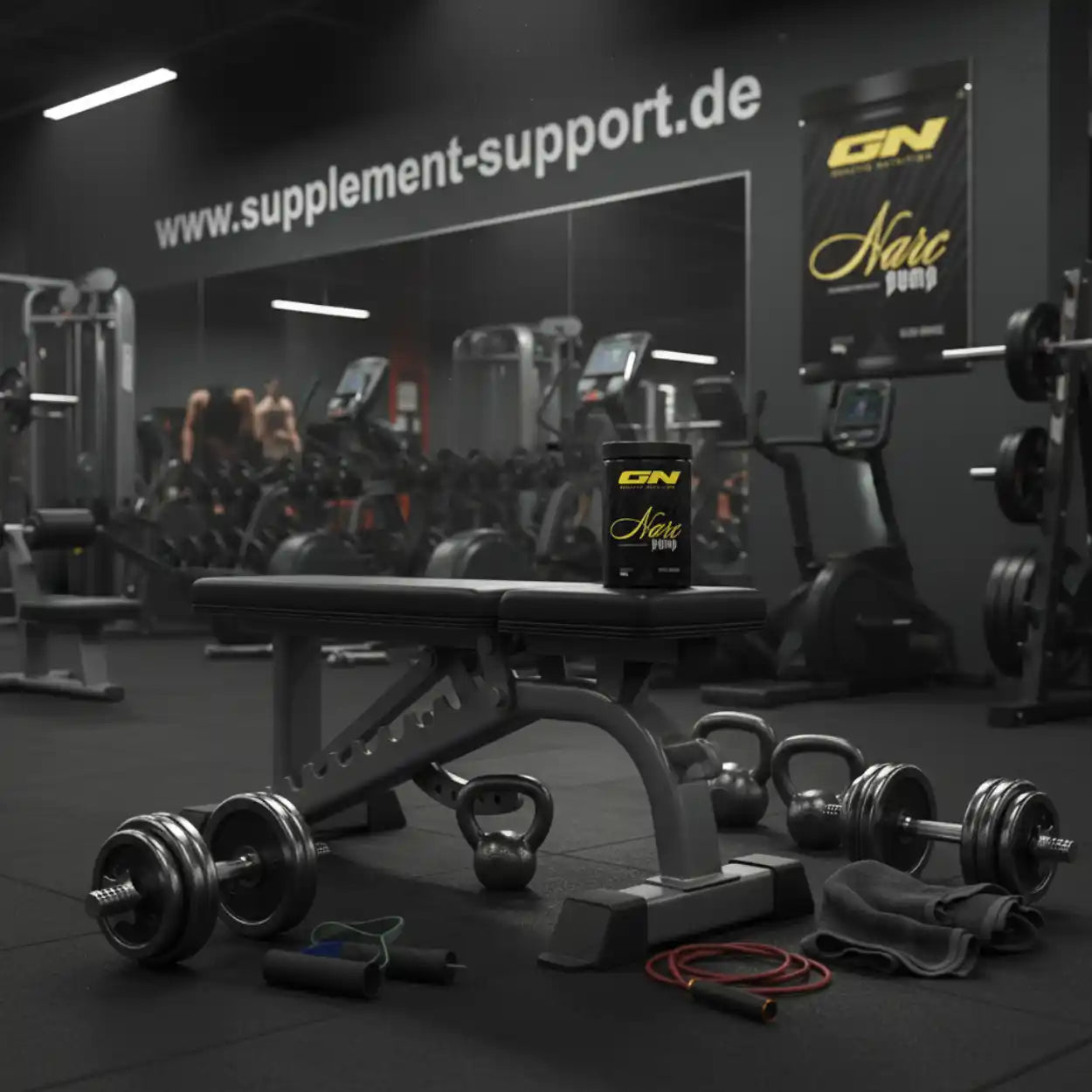 GN Narc Pump auf Bank im Fitnessstudio mit Hanteln und Kettlebells