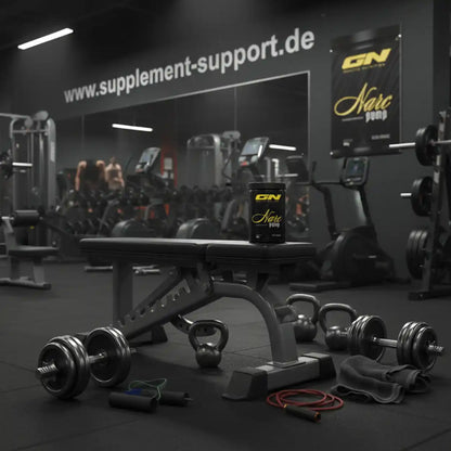 GN Narc Pump auf Bank im Fitnessstudio mit Hanteln und Kettlebells