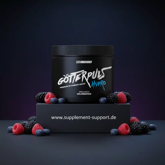 Götterpuls Hydro Nahrungsergänzungsmittel mit Wildbeeren-Geschmack, umgeben von frischen Beeren