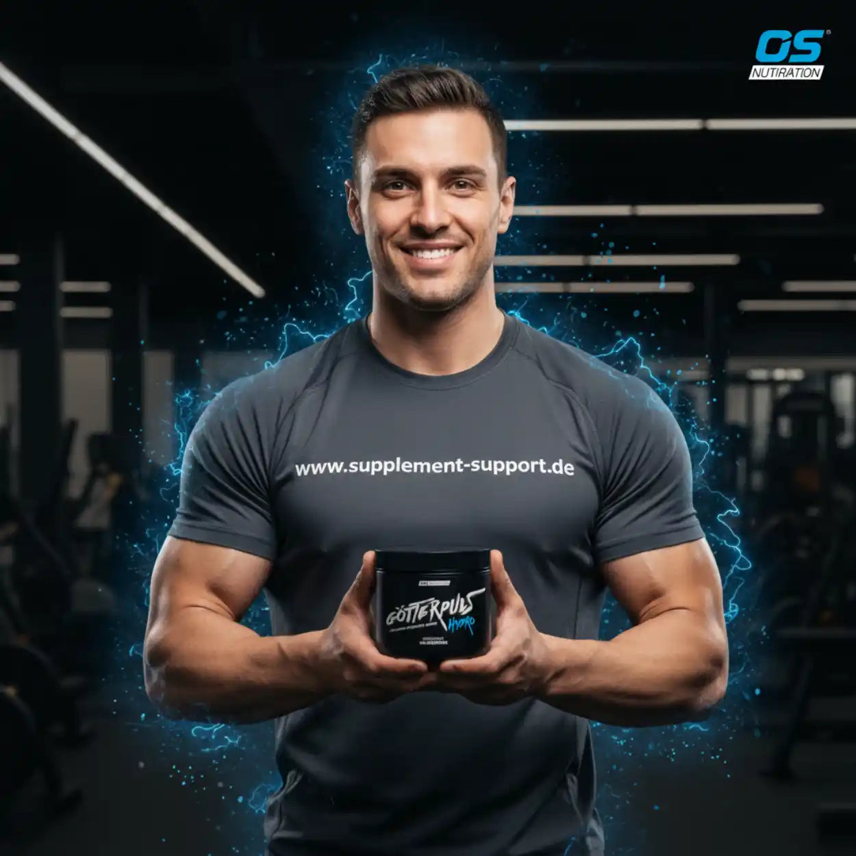Muskulöser Mann hält Protein-Booster in Fitnessstudio, ideal für Sportnahrung und Vitamine