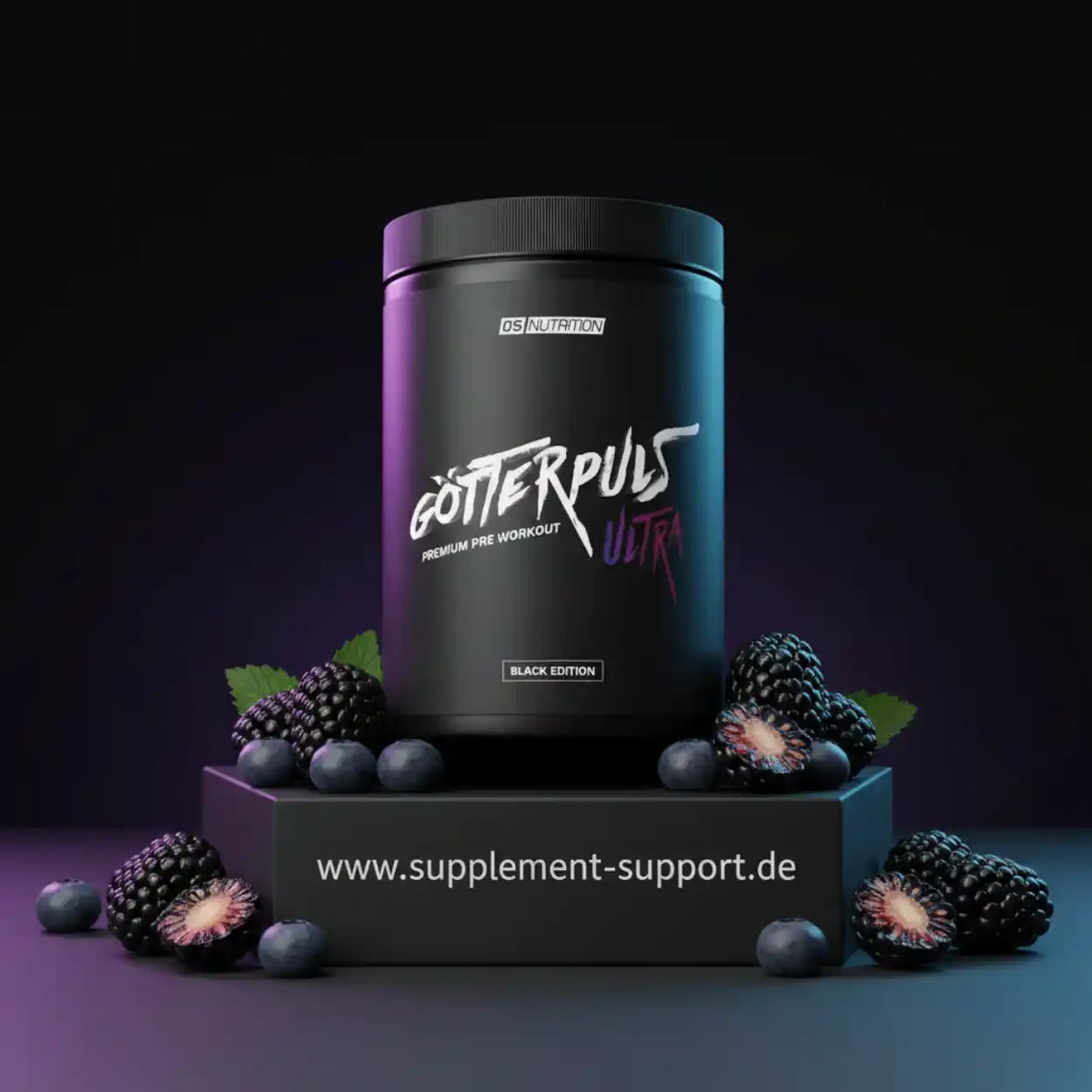 Götterpuls Ultra Pre-Workout Black Edition Dose mit Brombeeren auf dunklem Hintergrund