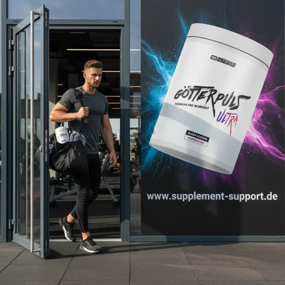 Mann verlässt Fitnessstudio mit Sporttasche, daneben Götterpuls Ultra Pre-Workout Supplement Werbeplakat
