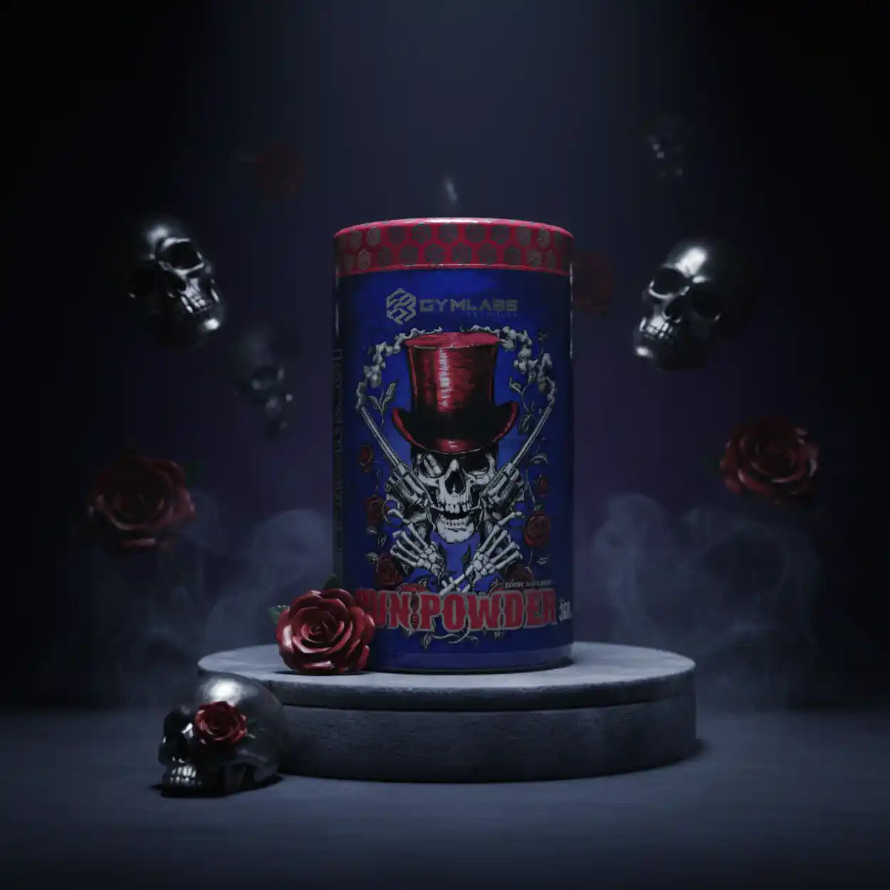 Preworkout Powder Dose mit Totenkopf-Motiv und Rosen auf einem Podest.