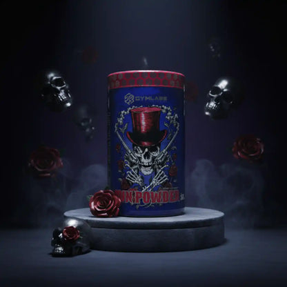 Preworkout Powder Dose mit Totenkopf-Motiv und Rosen auf einem Podest.