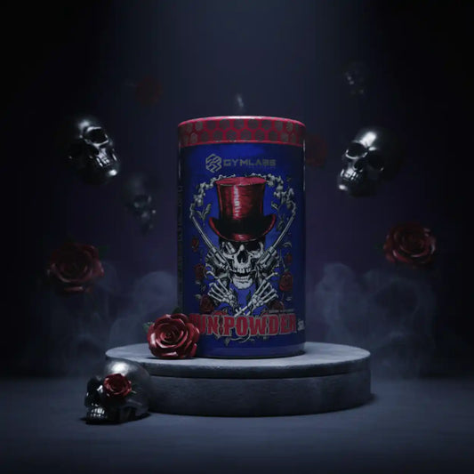 Preworkout Powder Dose mit Totenkopf-Motiv und Rosen auf einem Podest.