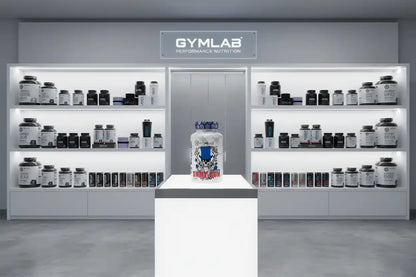 GYMLAB Performance Nutrition Produkte in moderner Auslage mit Protein- und Booster-Flaschen