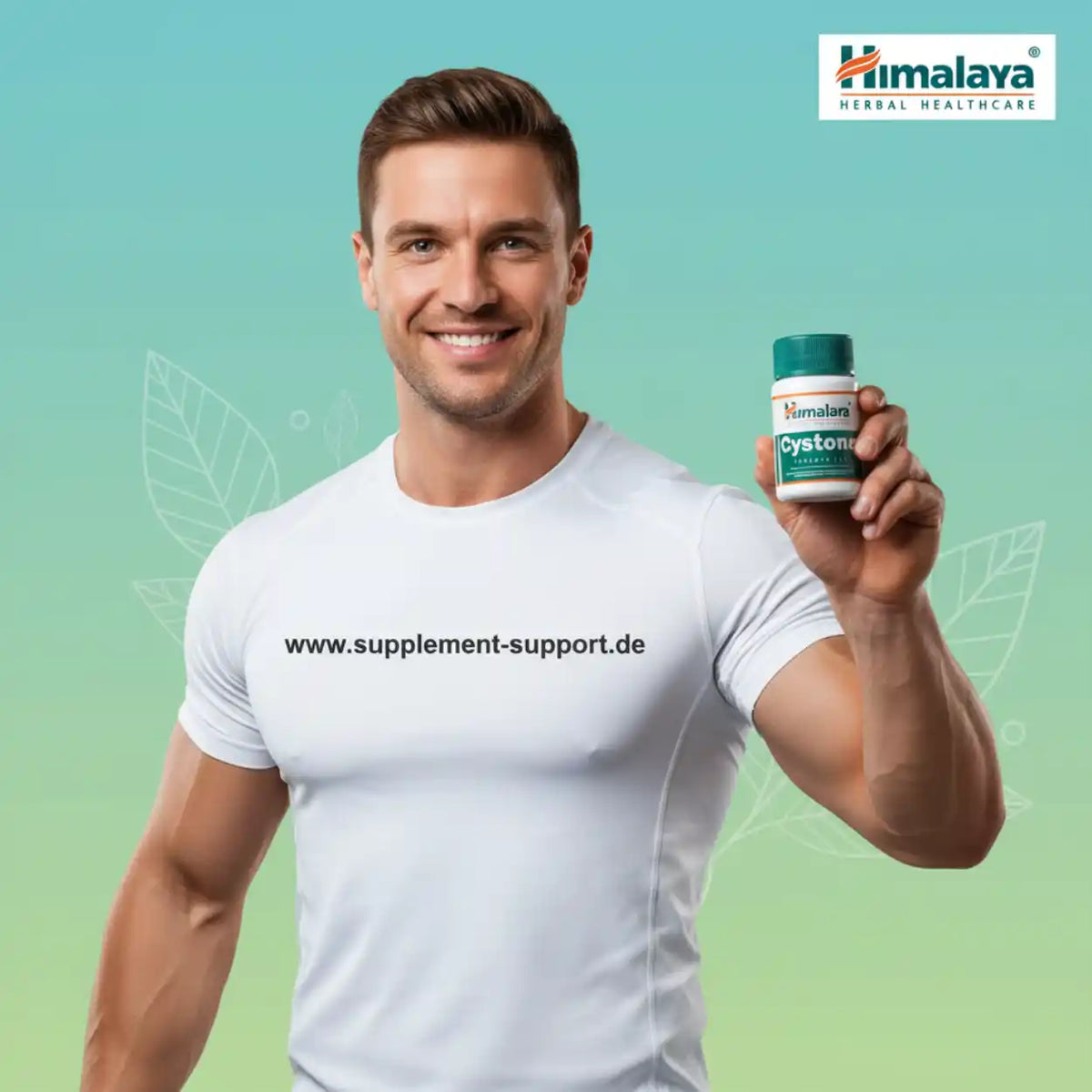 Muskulöser Mann in weißem T-Shirt hält eine Packung Himalaya Cystone Nahrungsergänzungsmittel.