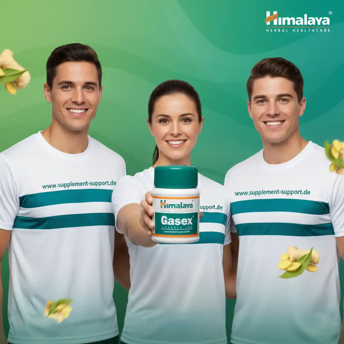 Drei lächelnde Personen in weißen T-Shirts halten eine Dose Himalaya Gasex.