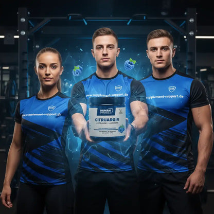 Drei Sportler in blauen T-Shirts präsentieren das Nahrungsergänzungsmittel Citruargin.