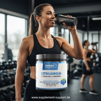 Frau im Fitnessstudio trinkt aus einem Shaker neben einer Dose Human Protect Citrurgin