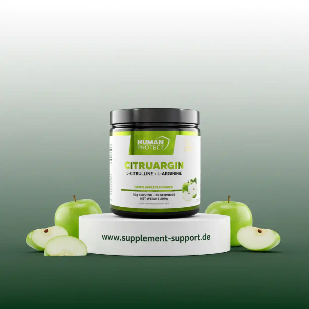 Human Protect Citruargin Supplement mit grünem Apfelgeschmack auf weißem Podest mit Äpfeln