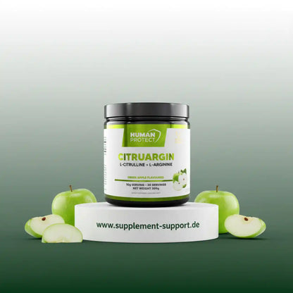 Human Protect Citruargin Supplement mit grünem Apfelgeschmack auf weißem Podest mit Äpfeln