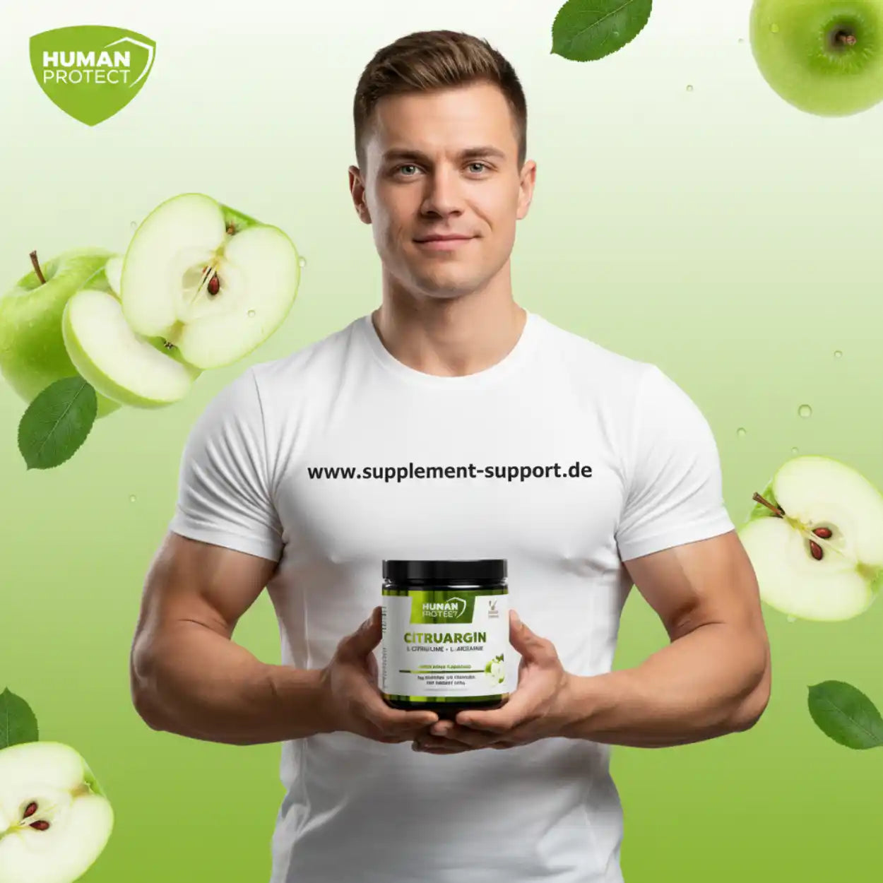 Muskulöser Mann in weißem T-Shirt hält Citruargin Supplement vor grünem Hintergrund mit Äpfeln.