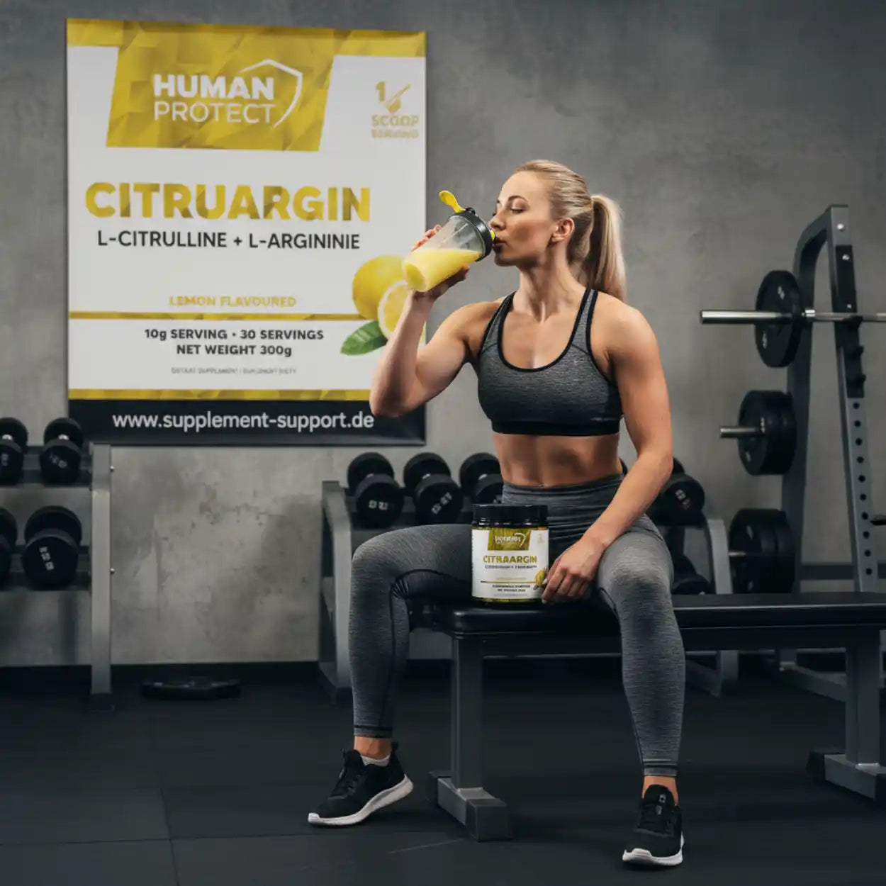 Sportlerin trinkt Zitronen-Supplement Citruargin im Fitnessstudio