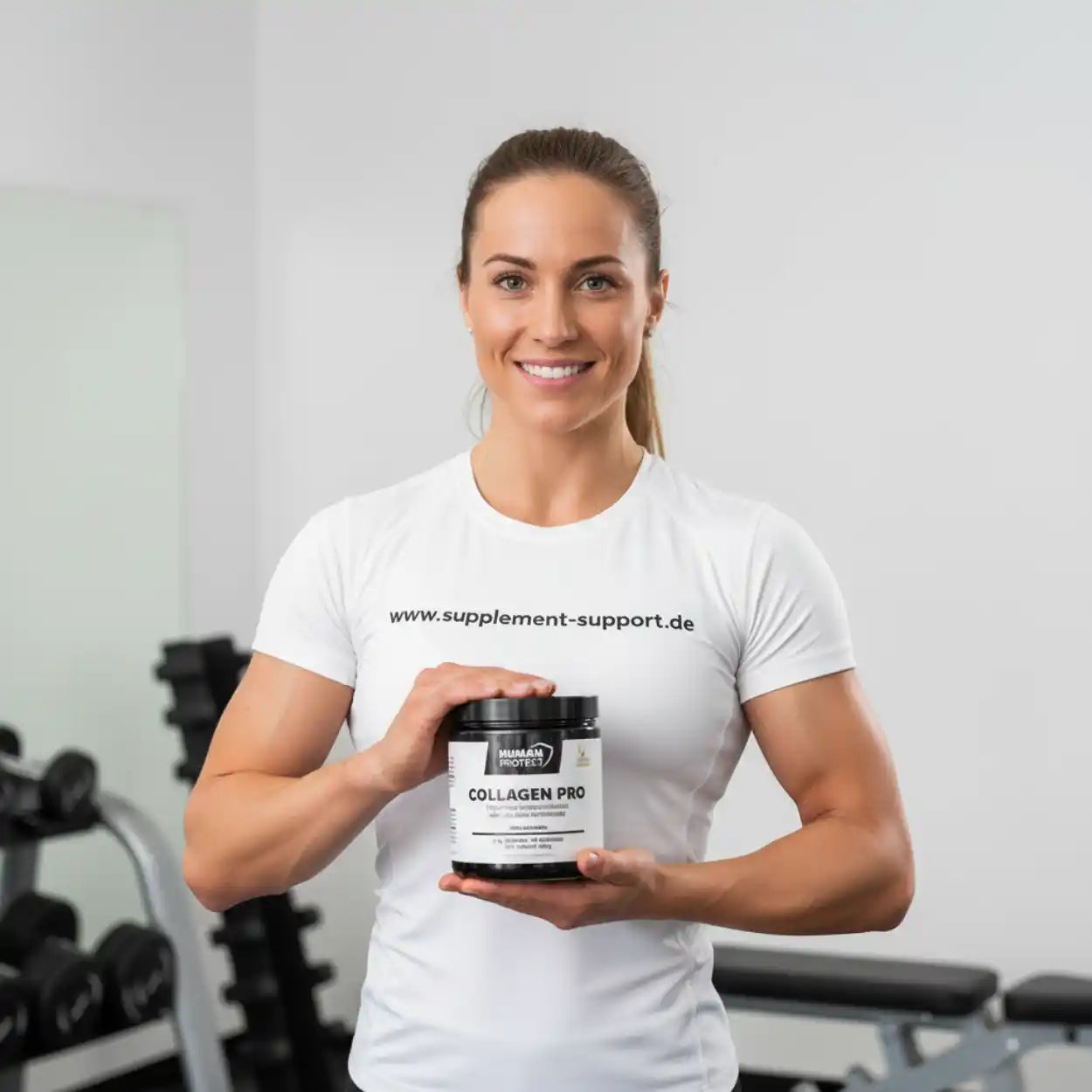 Sportliche Frau hält eine Dose Collagen Pro Nahrungsergänzungsmittel im Fitnessstudio.
