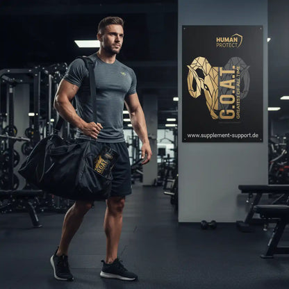 Muskulöser Mann mit Sporttasche und G.O.A.T. Supplement im Fitnessstudio