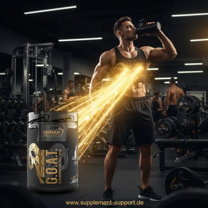 Muskulöser Mann trinkt Proteinshake im Fitnessstudio neben einer Dose Human Protect G.O.A.T.