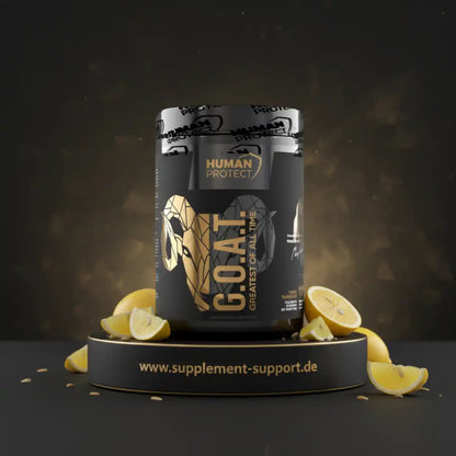 Schwarzer Human Protect GOAT Supplement-Behälter mit Zitronenscheiben auf einem Podest
