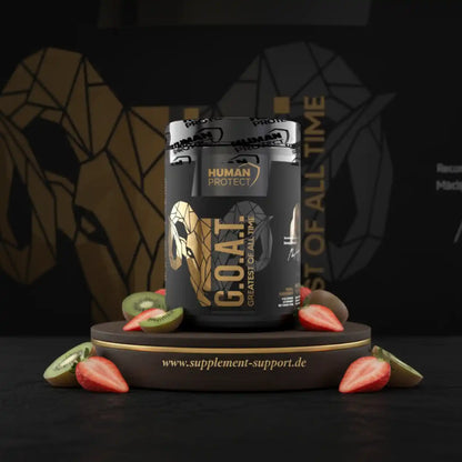 Schwarze Dose HUMAN PROTECT G.O.A.T. Sportnahrung mit Erdbeeren und Kiwi auf einem Podest.