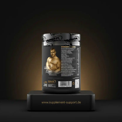 Protein-Pulver Dose von Human Protect mit Bodybuilder-Motiv auf schwarzem Hintergrund