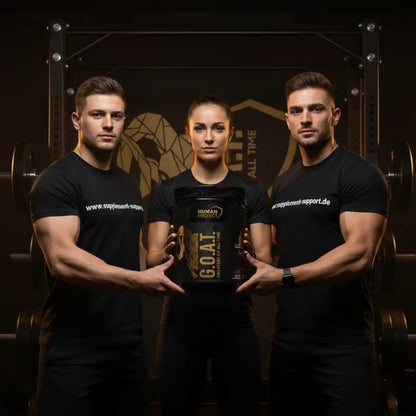 Drei Fitness-Athleten halten gemeinsam einen Behälter Human Protein G.O.A.T. Sportnahrung.