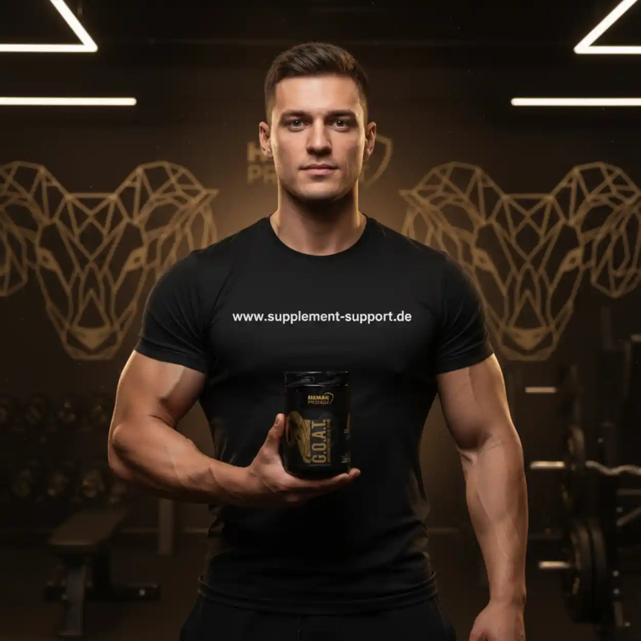 Muskulöser Mann in schwarzem T-Shirt hält eine Dose Nahrungsergänzungsmittel in einem Fitnessstudio.