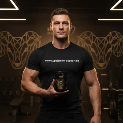 Muskulöser Mann in schwarzem T-Shirt hält eine Dose Nahrungsergänzungsmittel in einem Fitnessstudio.