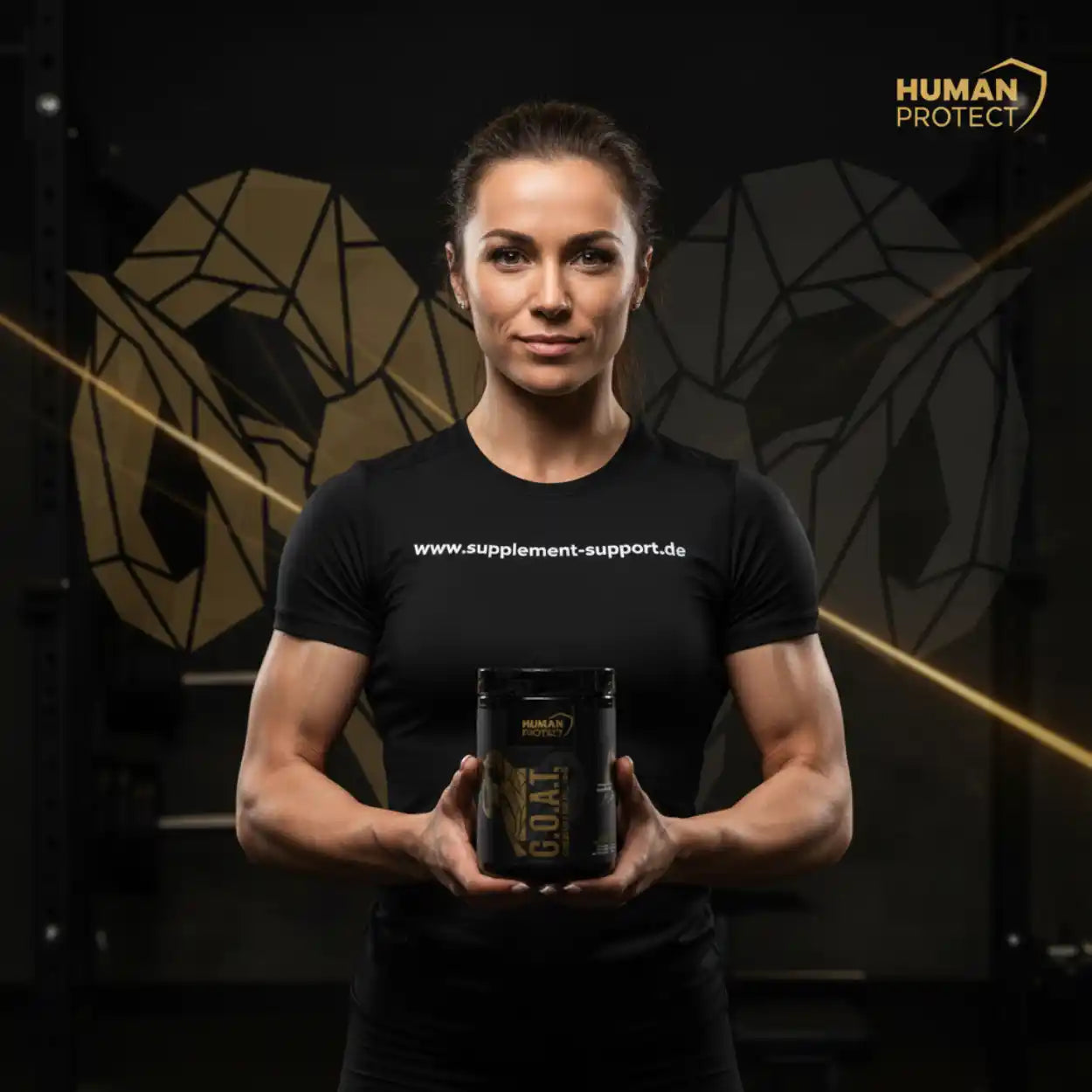 Muskulöse Frau hält Dose HUMAN PROTECT G.O.A.T. Sportnahrung vor dunklem Hintergrund.