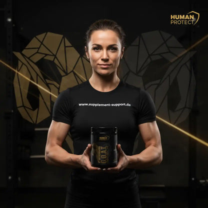 Muskulöse Frau hält Dose HUMAN PROTECT G.O.A.T. Sportnahrung vor dunklem Hintergrund.