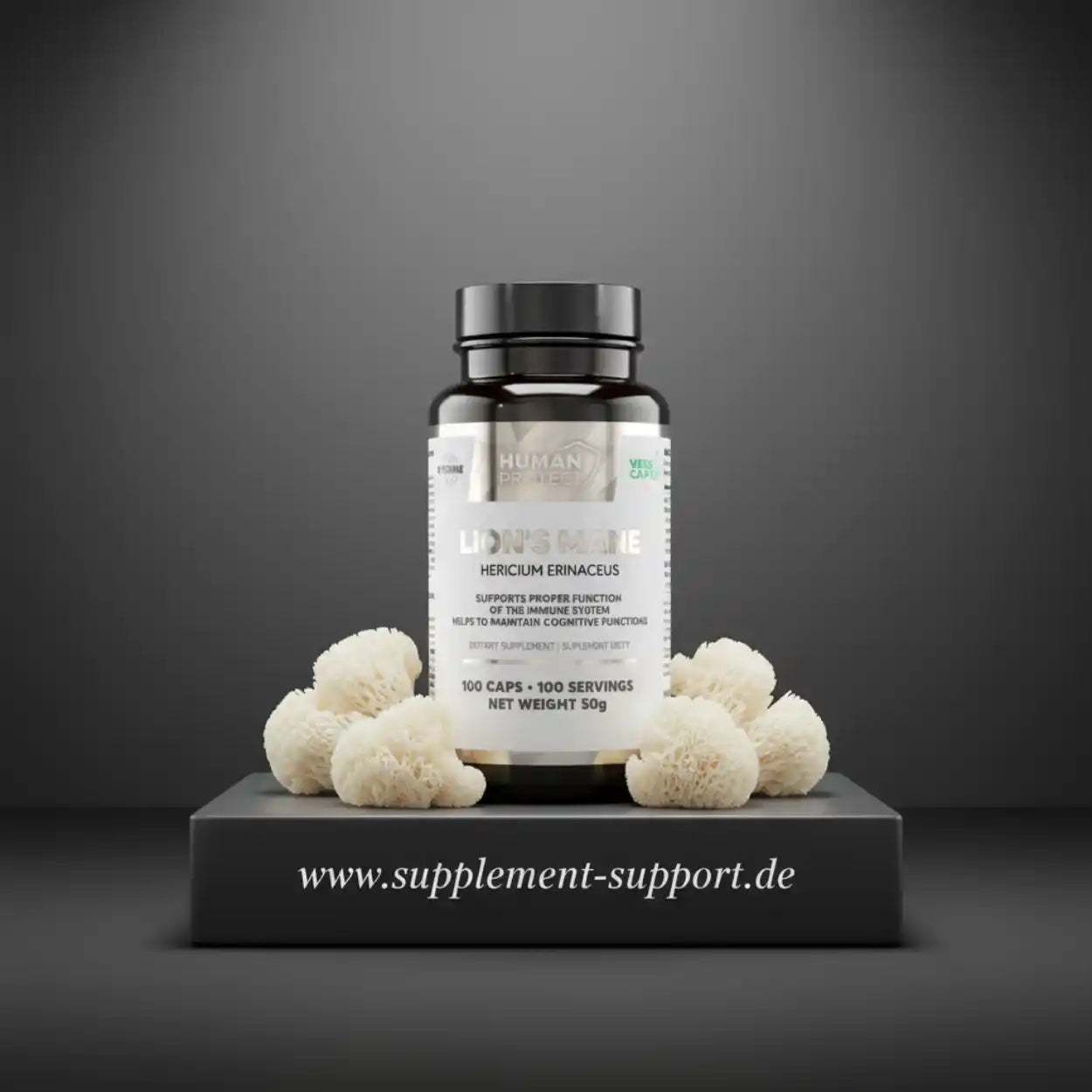 Lion's Mane Nahrungsergänzungskapseln von Human Protein neben frischen Igelstachelbpilzen
