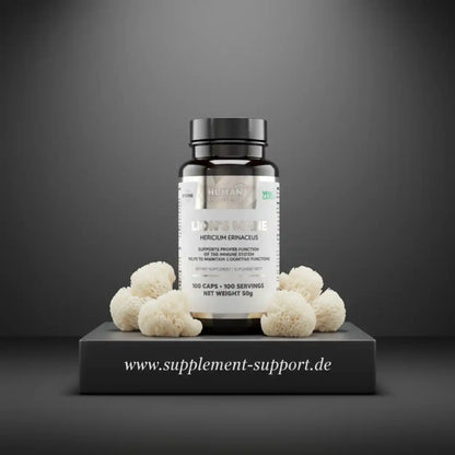 Lion's Mane Nahrungsergänzungskapseln von Human Protein neben frischen Igelstachelbpilzen