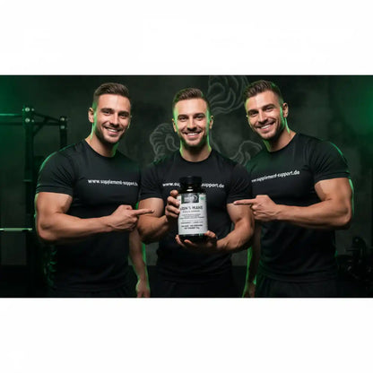 Drei muskulöse Männer in schwarzen T-Shirts präsentieren ein Nahrungsergänzungsmittel-Produkt.
