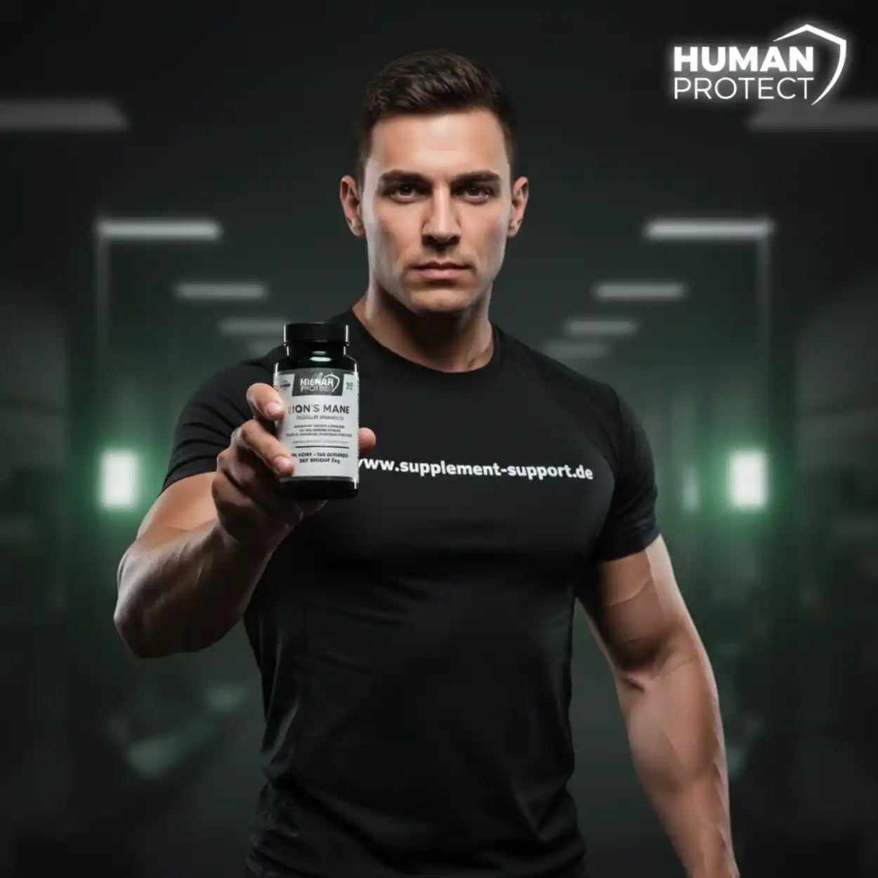 Muskulöser Mann hält eine Dose Lion's Mane Nahrungsergänzungsmittel vor dunklem Hintergrund.