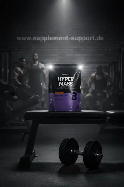 Hyper Mass Protein Gainer für Muskelaufbau im Fitnessstudio mit Hantel und Trainierenden