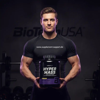 Muskulöser Mann mit BioTech USA Hyper Mass Gainer im Fitnessstudio