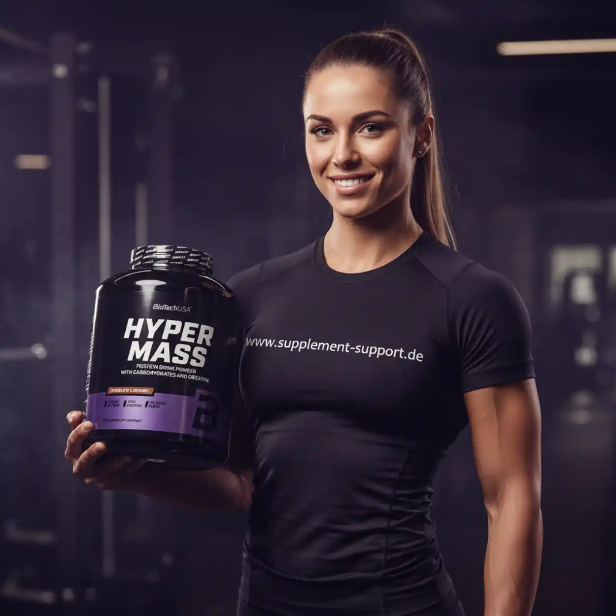 Frau mit Hyper Mass Protein Powder im Fitnessstudio – ideal für Muskelaufbau und Sportnahrung