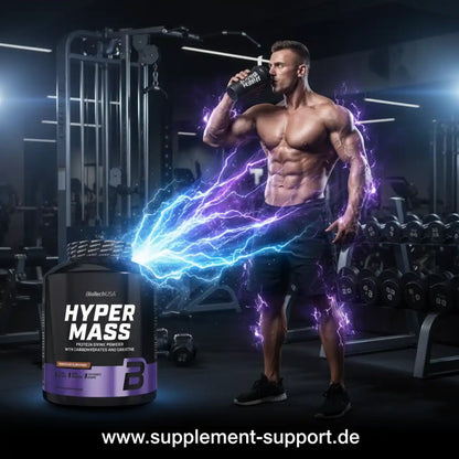 Muskulöser Mann trinkt Hyper Mass Protein Shake im Fitnessstudio mit Energieblitzen
