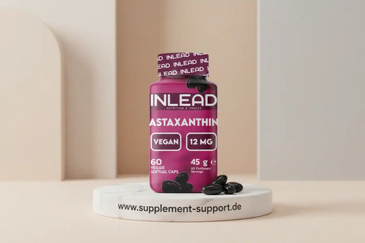 INLEAD Astaxanthin 12mg vegane Kapseln, 60 Stück, Nahrungsergänzungsmittel auf hellem Podest