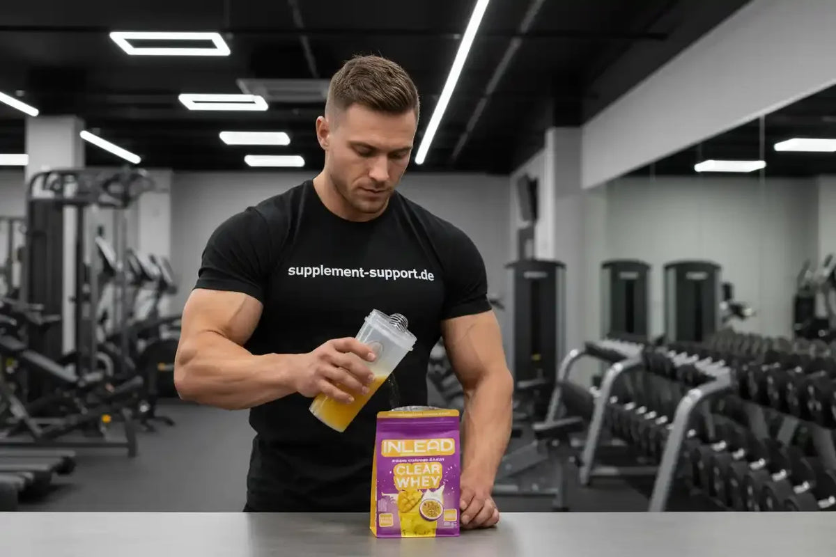 Muskulöser Mann gießt Whey-Protein-Shake in Gym, INLEAD Clear Whey, Sportnahrung & Nahrungsergänzungsmittel