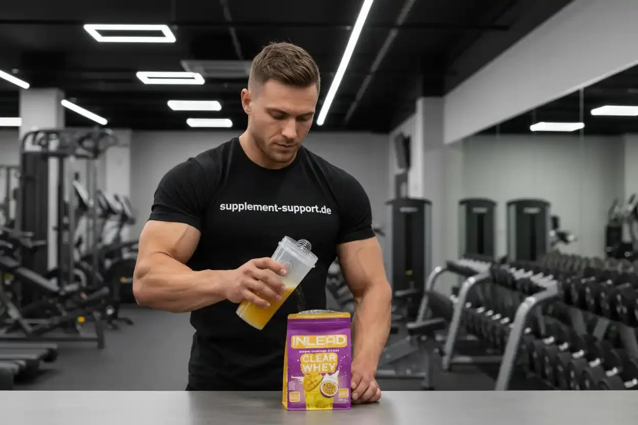 Muskulöser Mann gießt Whey-Protein-Shake in Gym, INLEAD Clear Whey, Sportnahrung & Nahrungsergänzungsmittel