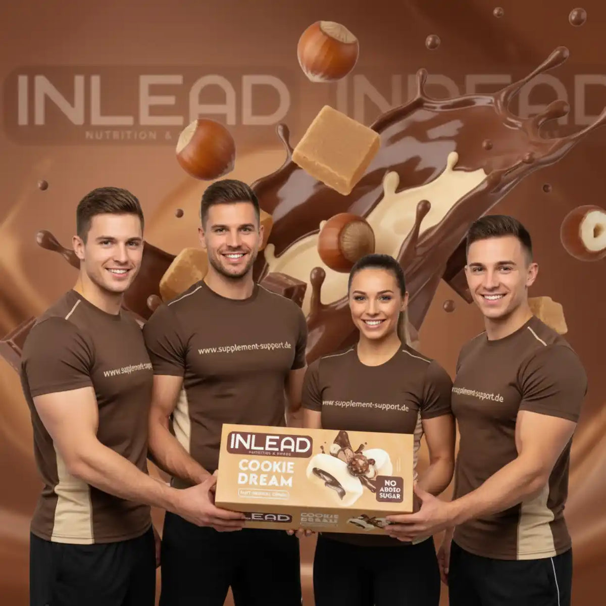 Vier Personen halten eine Packung Inlead Cookie Dream Protein-Riegel vor Schokohintergrund.