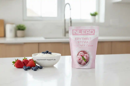 INLEAD Erythrit Stevia Mix für gesunde Süßung mit Beeren und Joghurt in moderner Küche