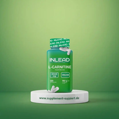 Grüne Dose L-Carnitin Kapseln, vegan, 3000 mg, 120 Stück, auf Podest vor grünem Hintergrund