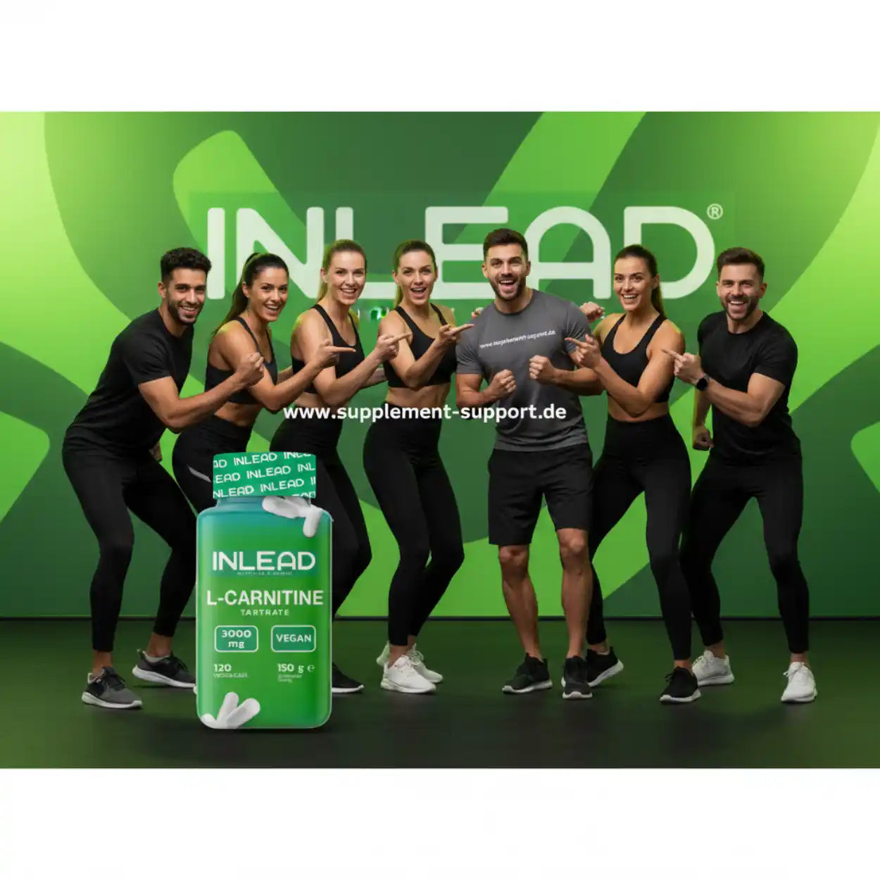Gruppe sportlicher Menschen präsentiert INLEAD L-Carnitine Kapseln vor grünem Hintergrund