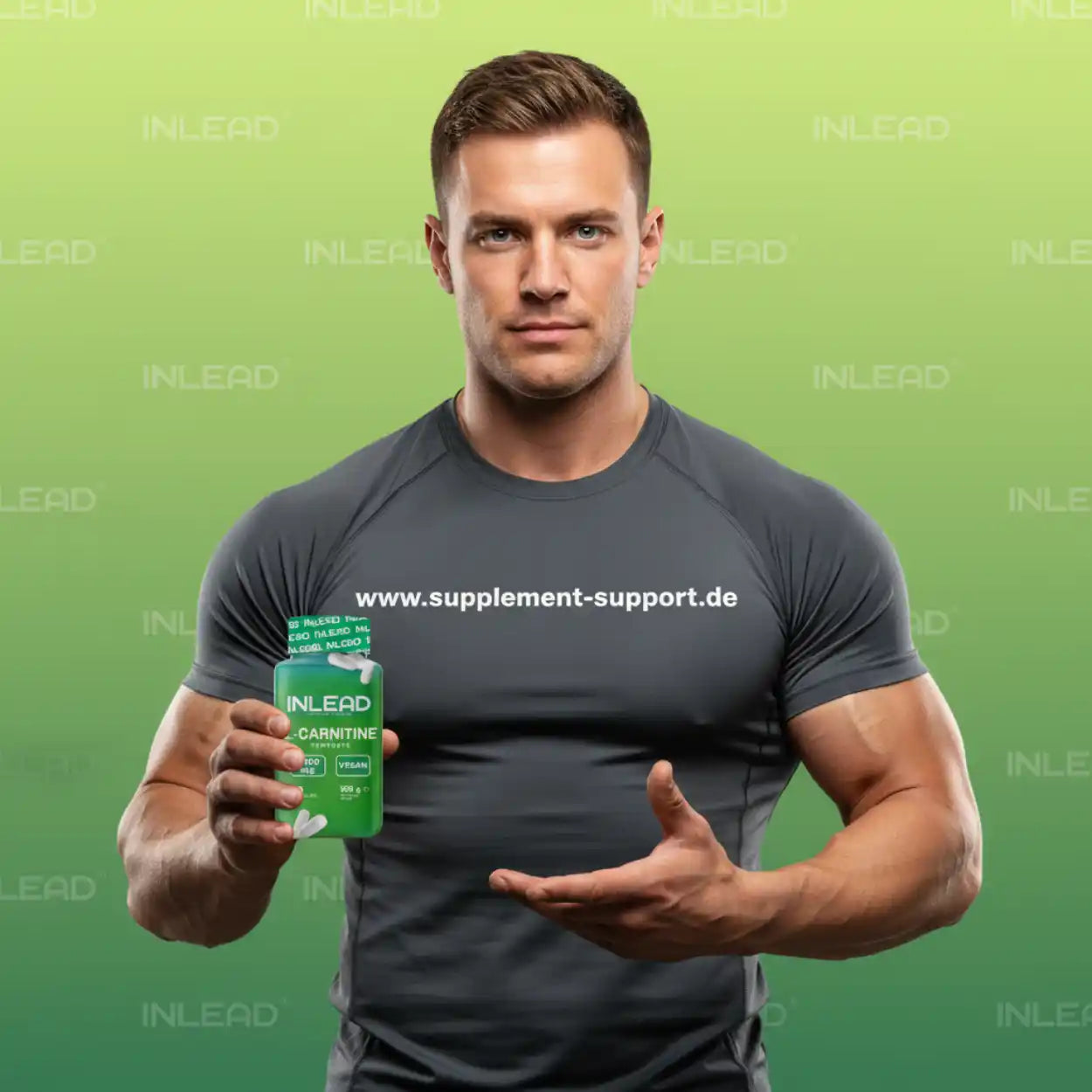 Sportlicher Mann hält INLEAD L-Carnitine Kapseln Nahrungsergänzung vor grünem Hintergrund