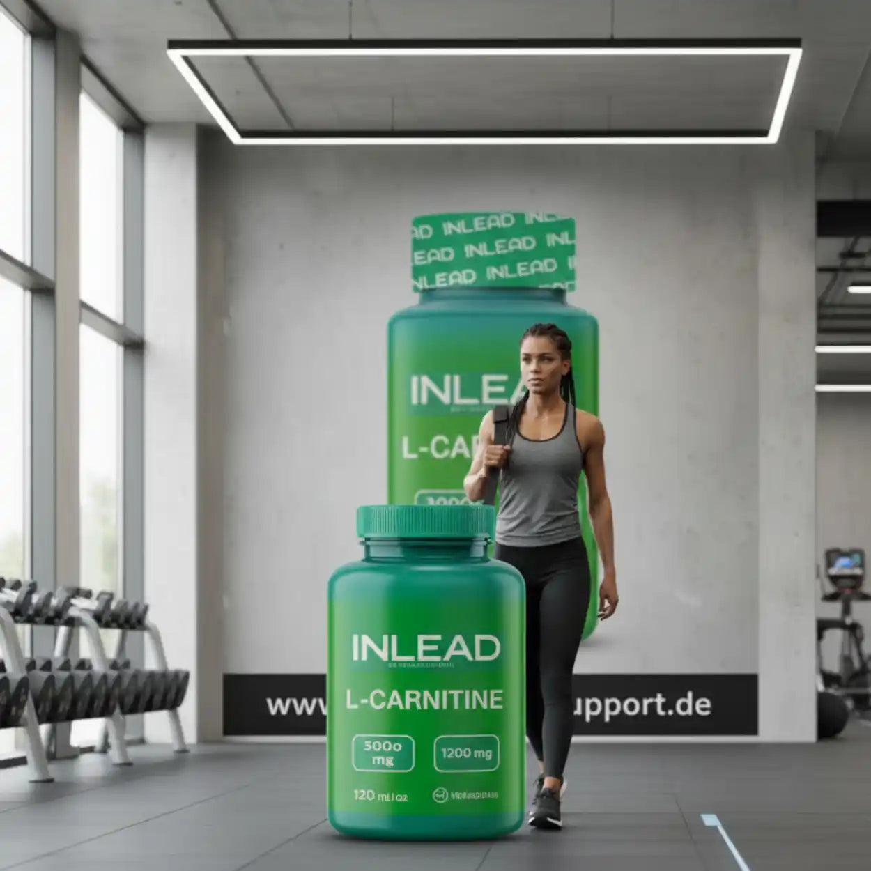 Sportlerin im Fitnessstudio neben INLEAD L-Carnitine Kapseln, Nahrungsergänzung, Sportnahrung