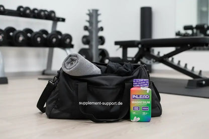 INLEAD Magnesium-Tabletten neben Sporttasche im Fitnessstudio, ideal für Sportler und Vitamine