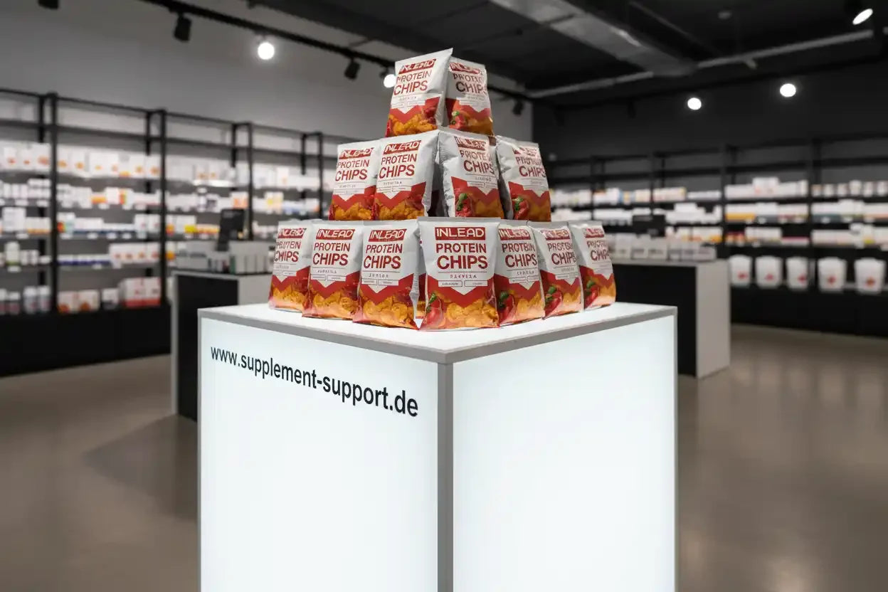 INLEAD Protein Chips in Pyramidenform auf Display im Supplement-Store