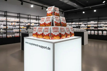INLEAD Protein Chips in Pyramidenform auf Display im Supplement-Store